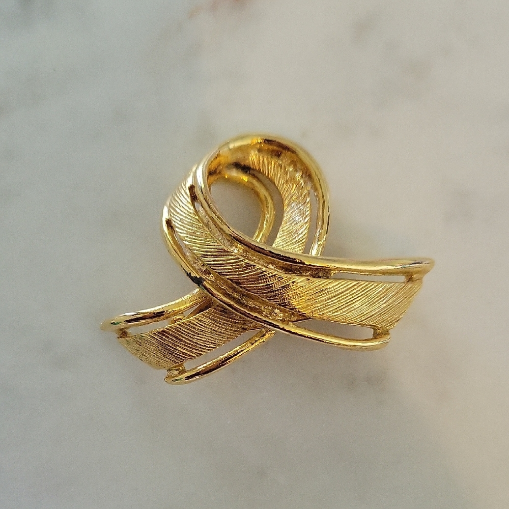 Elegant Gold-Tone Ribbon Brooch